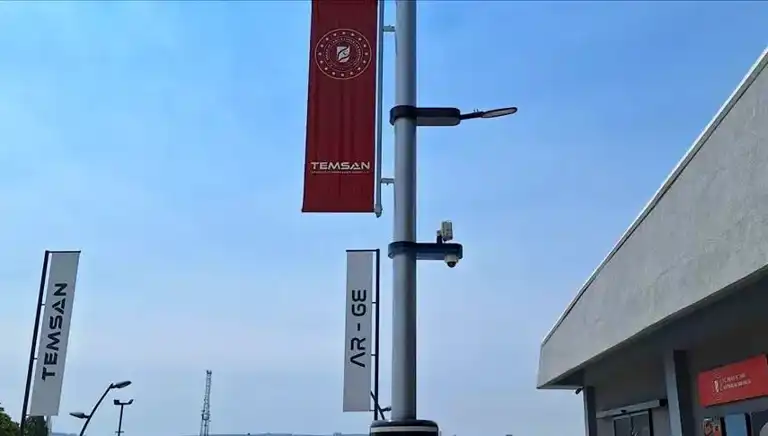 Akıllı Sokak Aydınlatması: Elektrikli Araçlar İçin Şarj İstasyonu!